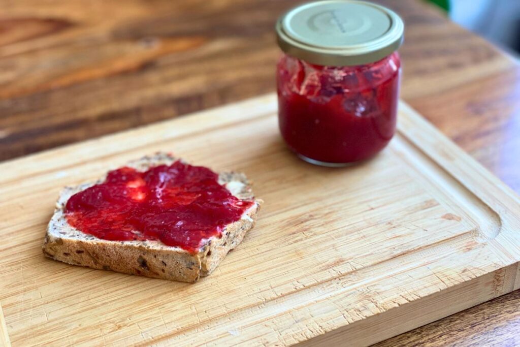 Frühstück mit selbstgemachter Erdbeermarmelade und selbstgebackenem Brot
